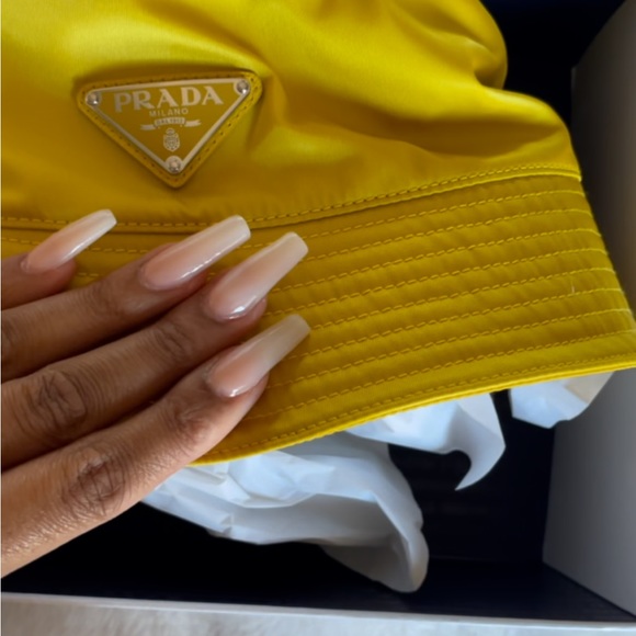 PRADA Re-Nylon BUCKET HAT YELLOW - Picture 12 of 12